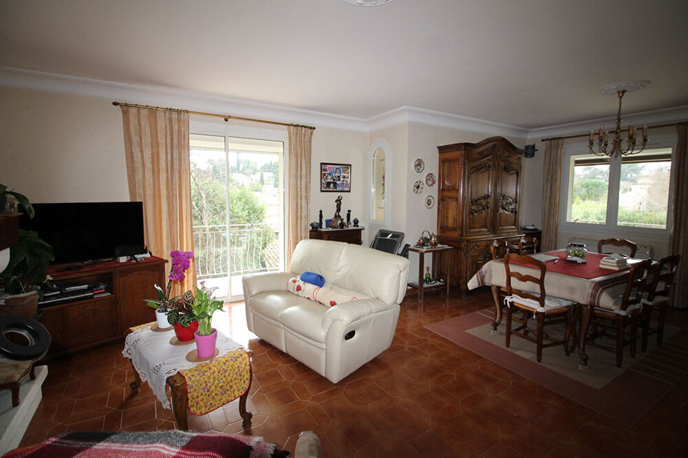 NIMES PROCHE CENTRE VILLE très belle villa en R+1 avec deux appartements P3 et P4.Piscine.Terrain 1127m².