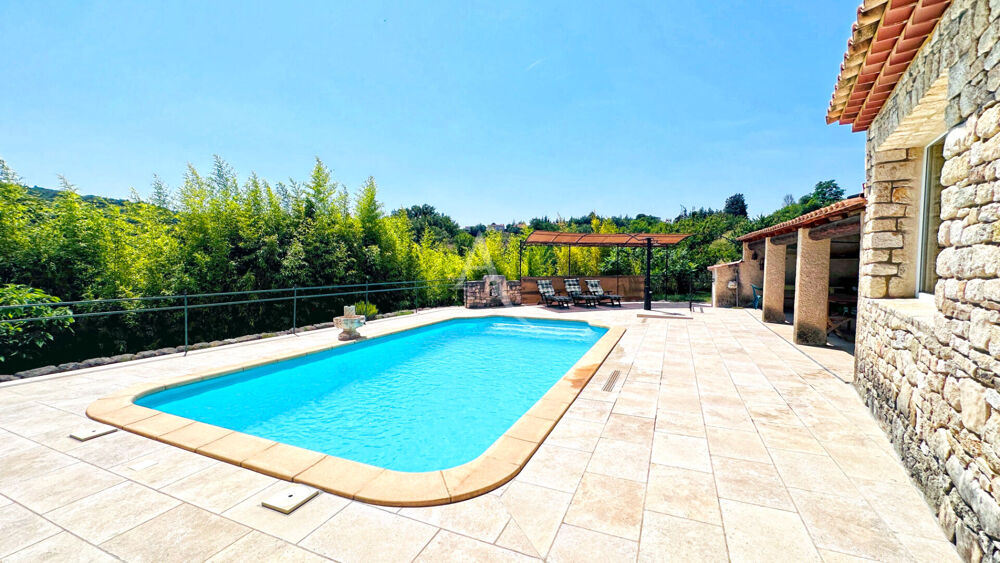 SUPERBE VILLA AU CALME ET A LA VUE IMPRENABLE SUR LE CHÂTEAU DE CERESTE-EN-LUBERON SUR 7380M2 DE TERRAIN AVEC PISCINE