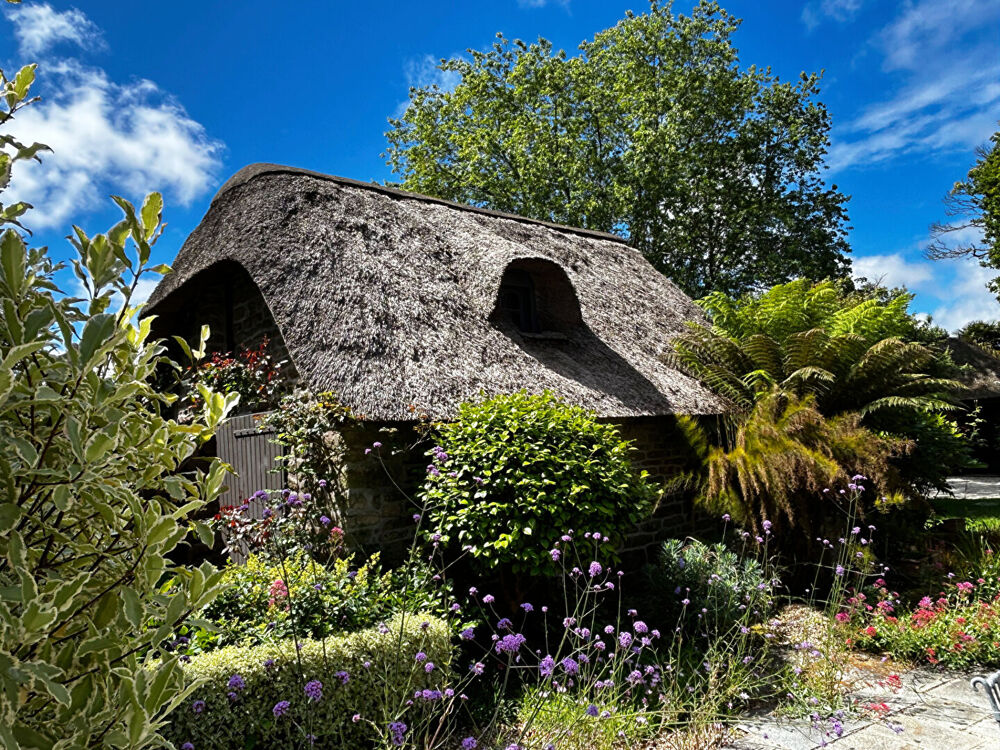 Vente Maison FINISTÈRE: Pluguffan. Exceptionnelle chaumière de prestige entièrement rénovée avec dépendances et terrain piscinable. Quimper