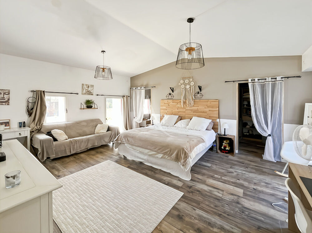 Vente Maison Maison en pierres rénovée de plus de 200 m² avec dépendances et grange à réhabiliter Challans