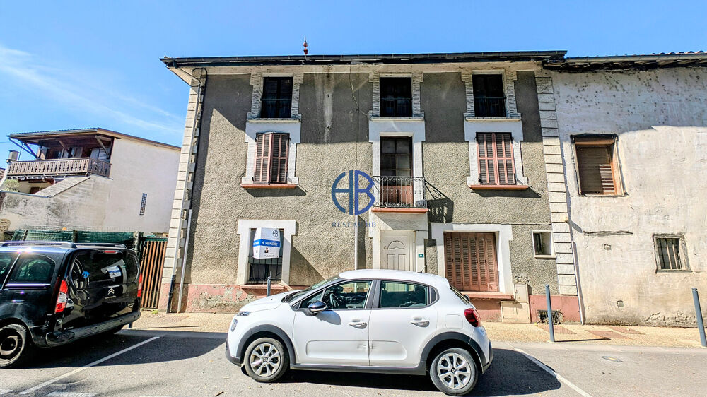Maison de ville avec extérieur, garage et parking à rénover.