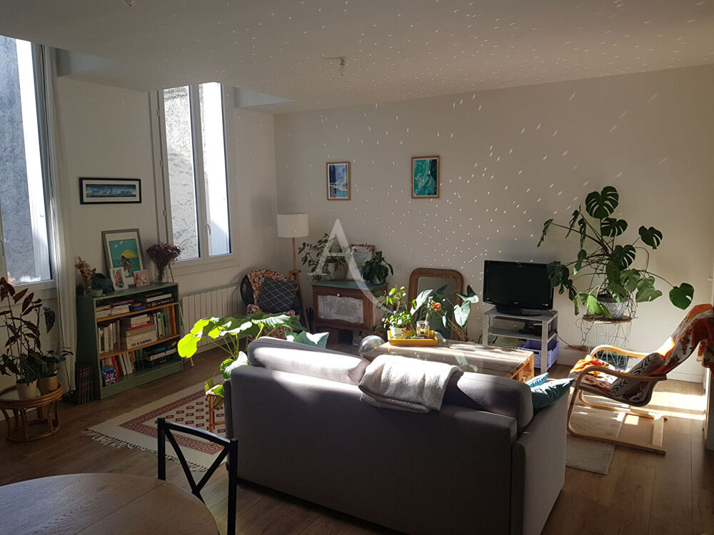 ROCHEFORT - Appartement T3 rénové, proche place Colbert -