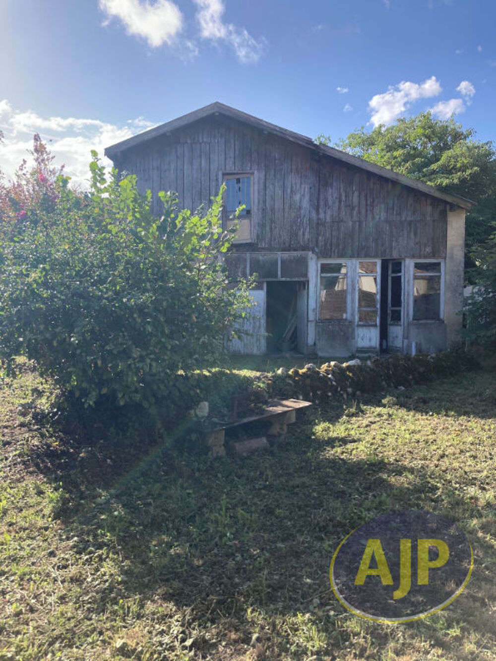 Exceptionnel, maison de 160m2 plein centre avec dépendance grange, atelier et jardin sur Cissac Médoc