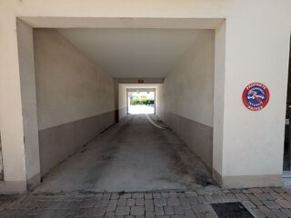  Parking / Garage à louer 1 pièce 15 m²