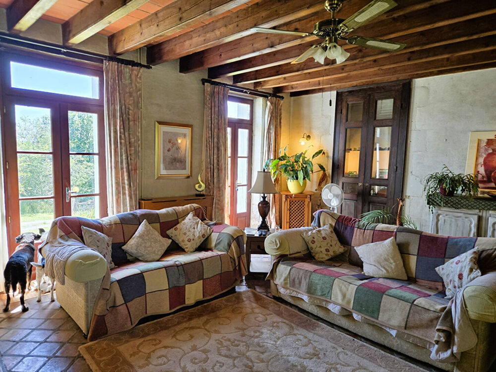 Vente Maison VIENNE : Ferme Rénovée de 5 Chambres avec Piscine, Installations Équestres & 4,32 ha près de Chauvigny Archigny
