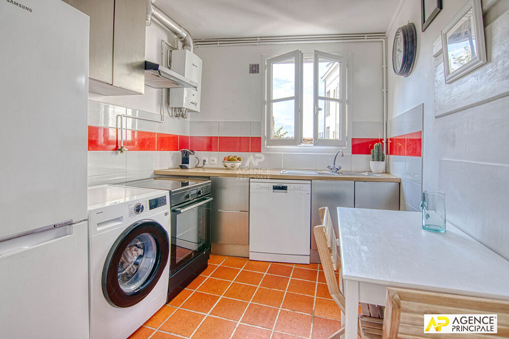 Vente Appartement Versailles Notre-Dame, appartement 6 pièces avec terrasse situé au 2ème et dernier étage d'un immeuble ancien. Versailles