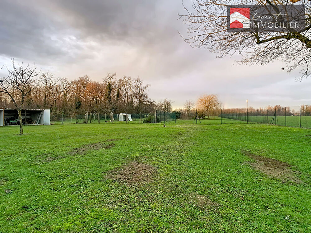 Villa de grande superficie, 4 chambres + bureau, spacieux terrain, secteur calme