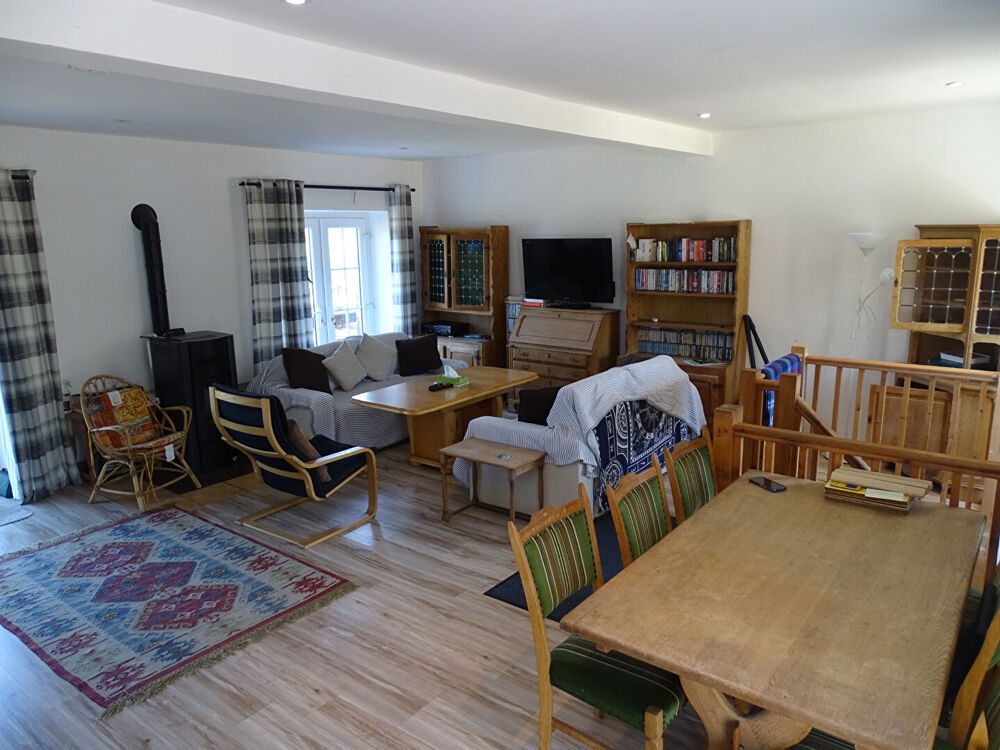 FINISTERE. Charmante maison en pierre de 5 chambres avec salles de bains privatives, située dans le village de Scrignac