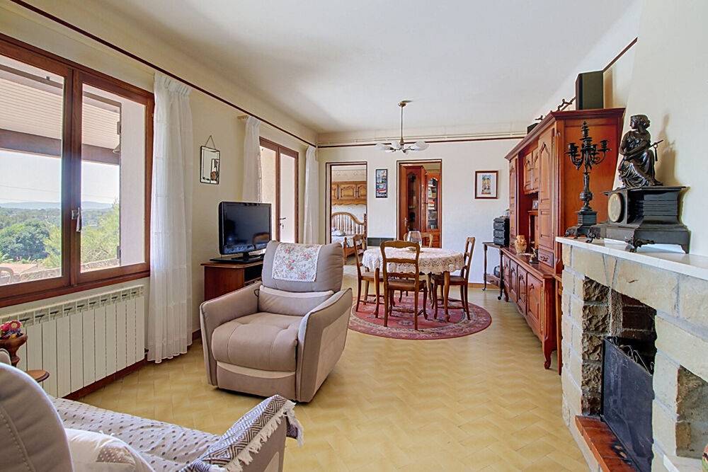 À VENDRE EN EXCLUSIVITÉ - LORGUES - MAISON À FORT POTENTIEL DE 83M² AVEC UNE VUE DOMINANTE ET TRÈS GRAND GARAGE 65m²