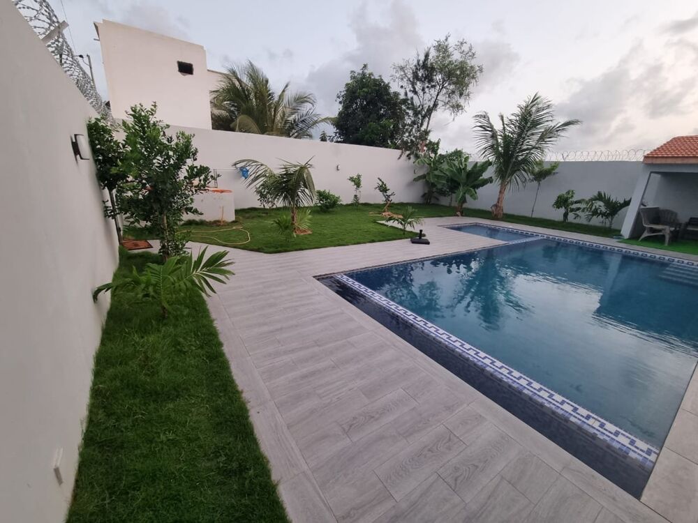 Location Maison SPACIEUSE MAISON MODERNE A LOUER MEUBLEE COMPOSEE DE 5 CHAMBRES ET D'UNE PISCINE à Saly Saly (Senegal)