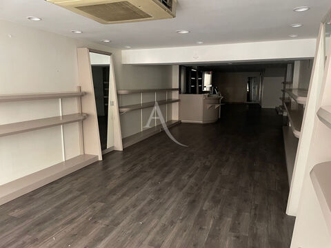   Local commercial centre Bourg 86.55 m2  avec belle vitrine 