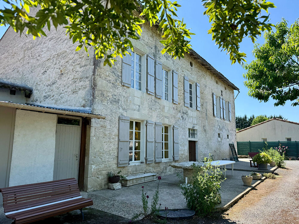 Belle Demeure de Caractère avec Plus de 5 000 m² de Terrain, Verger et Dépendances