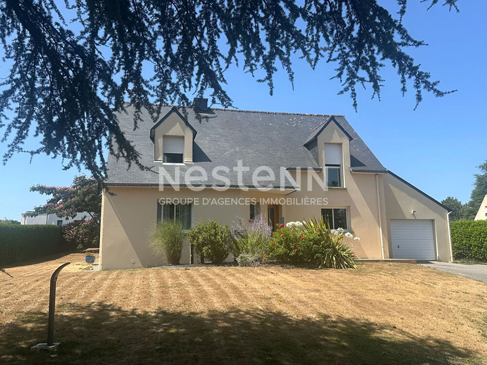 Maison Questembert, proche gare, 1500 m² de terrain arboré, vie de plain pieds, 4 chb et bureau.