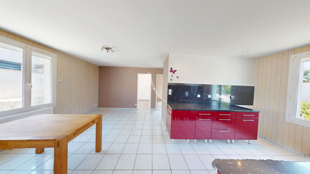 Maison de plain-pied à vendre à Saint-Jean-de-Braye, 2 chambres, garage, panneaux solaires et climatisation
