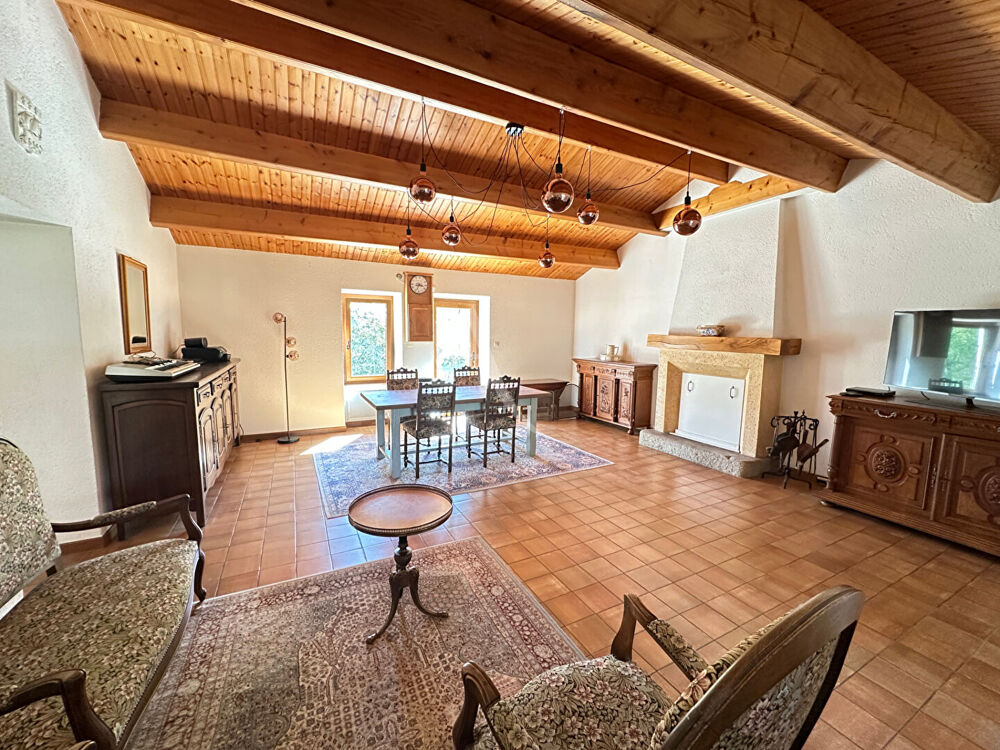 Maison en pierre de 222m² à vendre en campagne à proximité d'AIZENAY avec piscine et grange