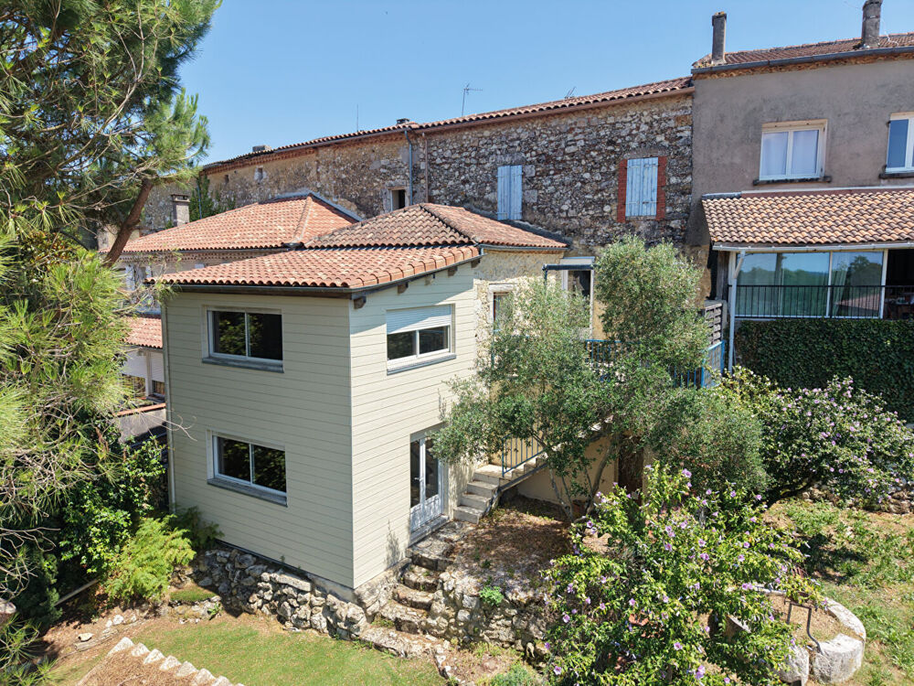 A Vendre Maison de ville en pierre de 136 m² avec jardin au coeur de Gondrin