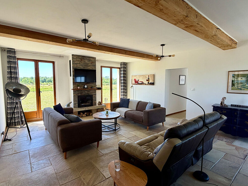 Belles prestations - pavillon de 3 chambres, bar/resto à pied, au calme, tout à l'égout prévu