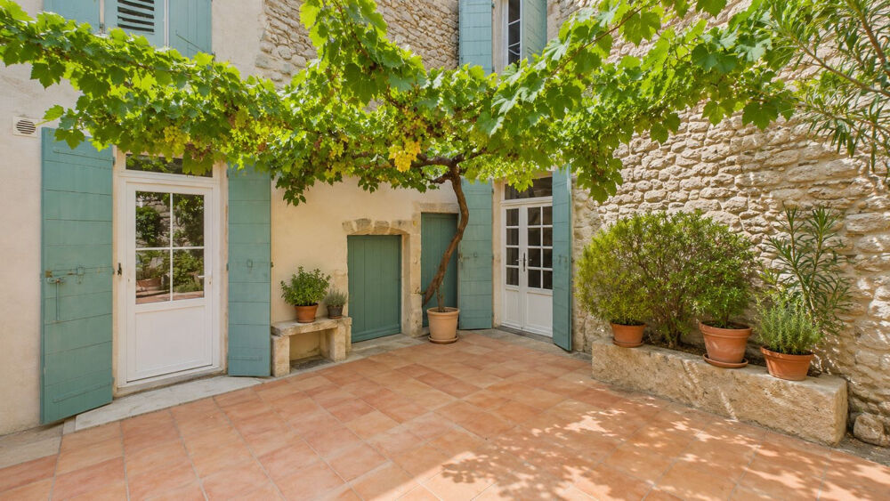 Eyragues, maison de caractère de 210 m² avec cour intérieure de 50 m², 4 chambres et cave