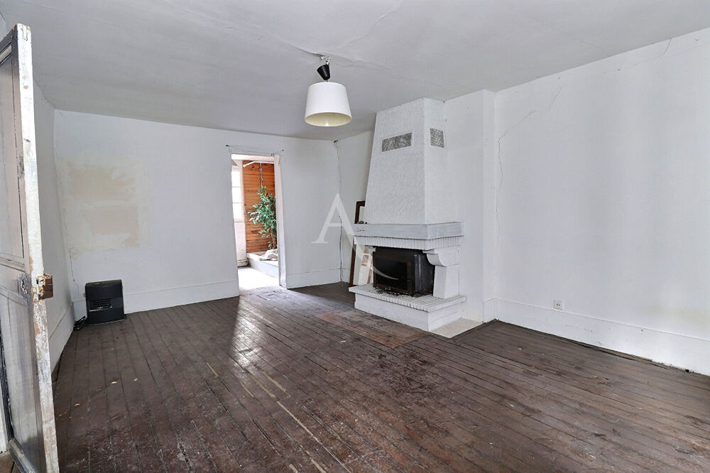 Vaste bâtisse de caractère début du XXème siècle Maisons Laffitte 10 pièce(s) 100 m2, cour intérieure, cave voutée !