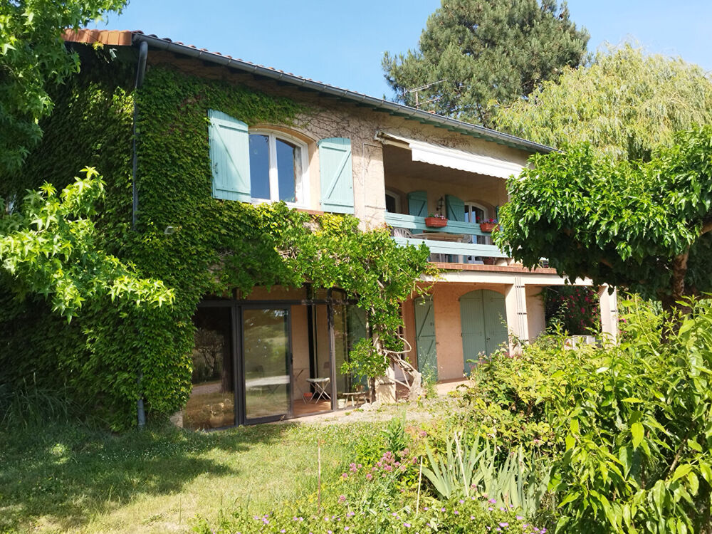 Spacieuse maison de construction traditionnelle