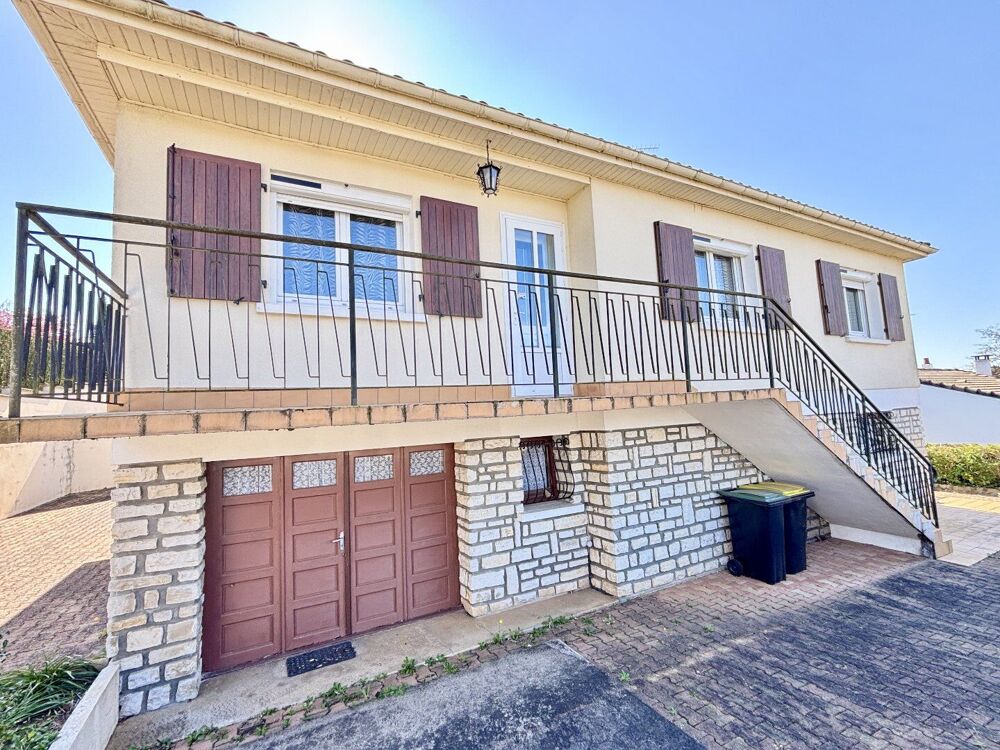 Maison spacieuse de 3 chambres à distance de marche du centre-ville de Ruffec.