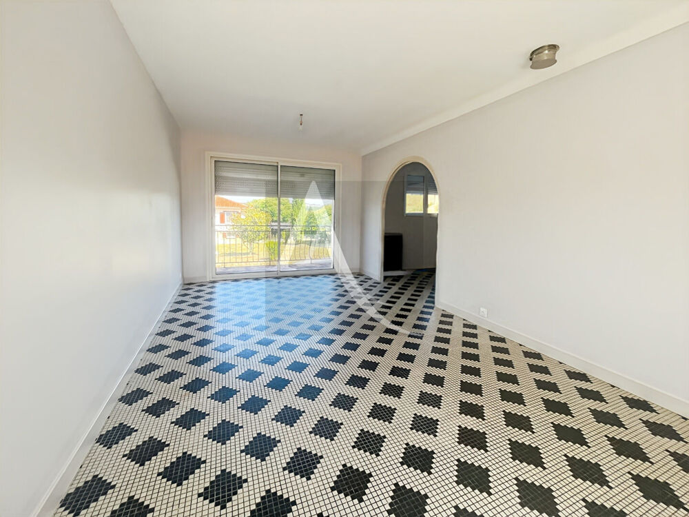 Charmante maison rénovée avec sous sol complet 3 chambres terrain clos, deux puits.