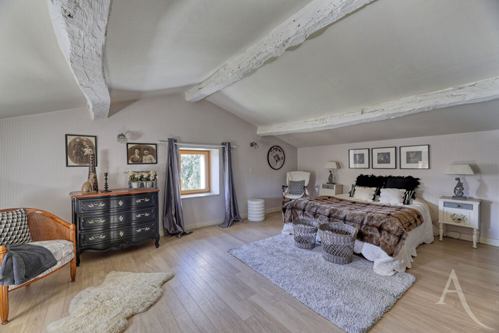 Maison 8 pièces 241 m² · à Montaigu Vendee · 241 m² · 787 500 €