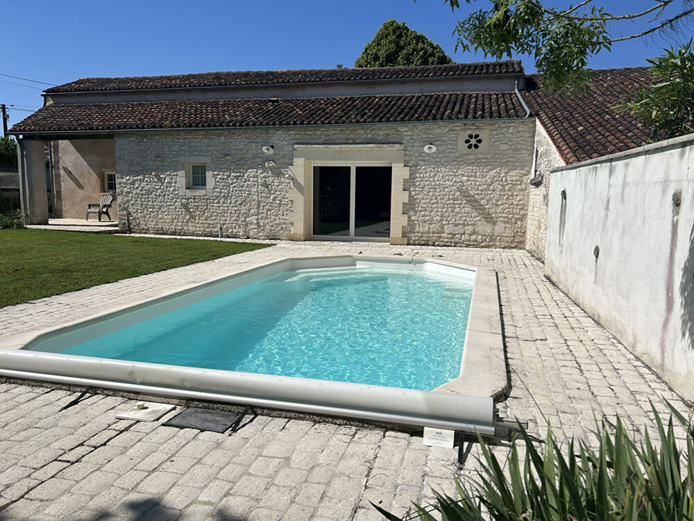 Longère de caractère de 261 m² avec piscine, dépendances et panneaux solaires