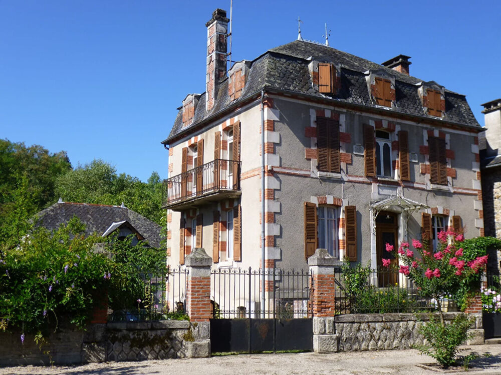 CORREZE. ST CHAMANT. Magnifique grande maison en pierre avec 5 chambres, dépendance et jardin de 3112m2.