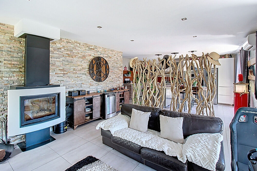 A VENDRE A DRAGUIGNAN Maison récente 238 m² - 6 chambres, piscine et garage - 1807 m² de terrain