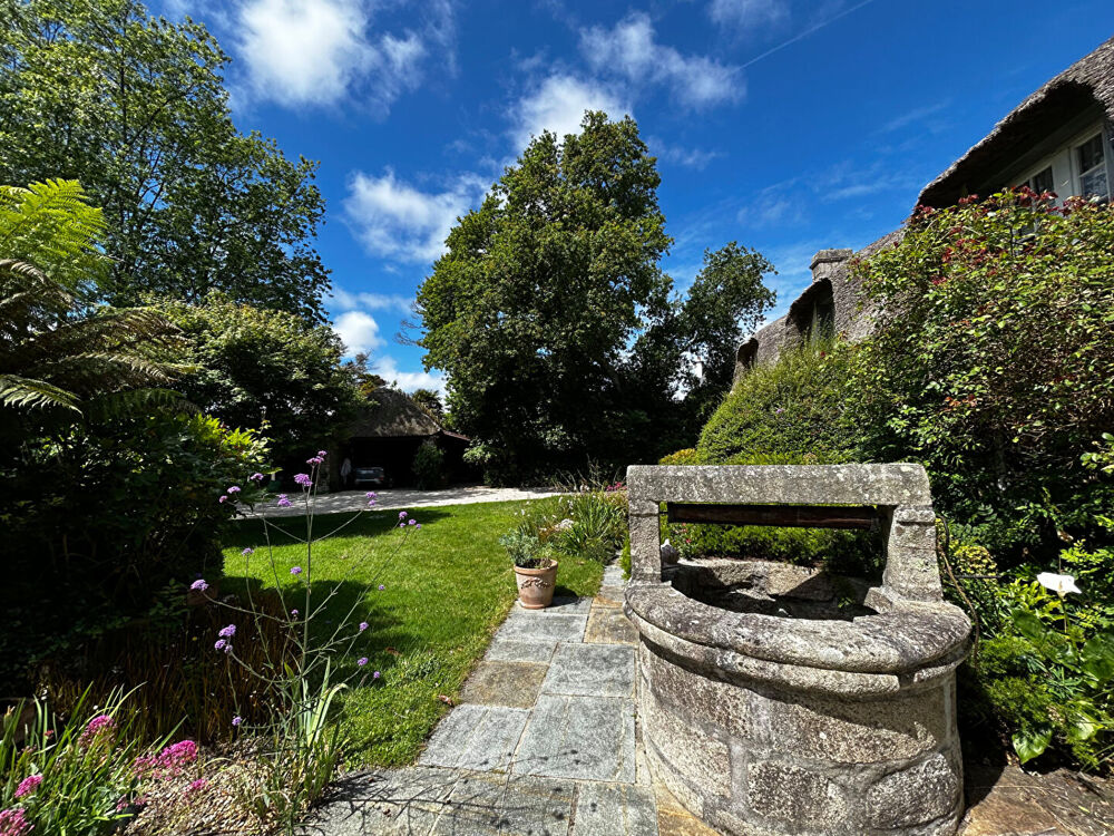 Vente Maison FINISTÈRE: Pluguffan. Exceptionnelle chaumière de prestige entièrement rénovée avec dépendances et terrain piscinable. Quimper