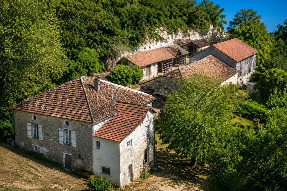 Corps de ferme avec 23 hectares et grange de 200 m²