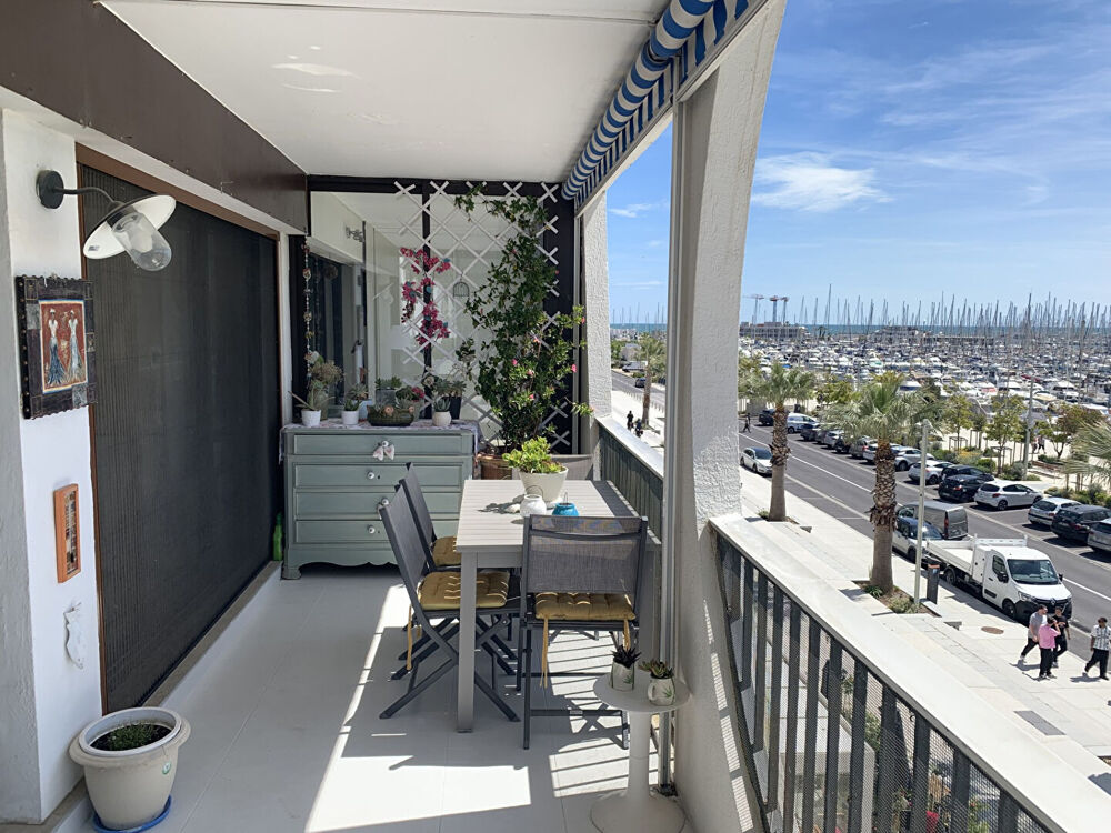 MAGNIFIQUE TROIS PIECES RENOVE VUE PORT