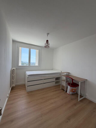  Appartement à louer 5 pièces 70 m²