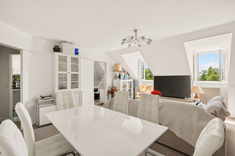 Vente Appartement Versailles Parc appartement 4 pièces 96 m² au sol (85.97 m² carrez) situé au3ème et dernier étage avec ascenseur, cave et deux p Versailles