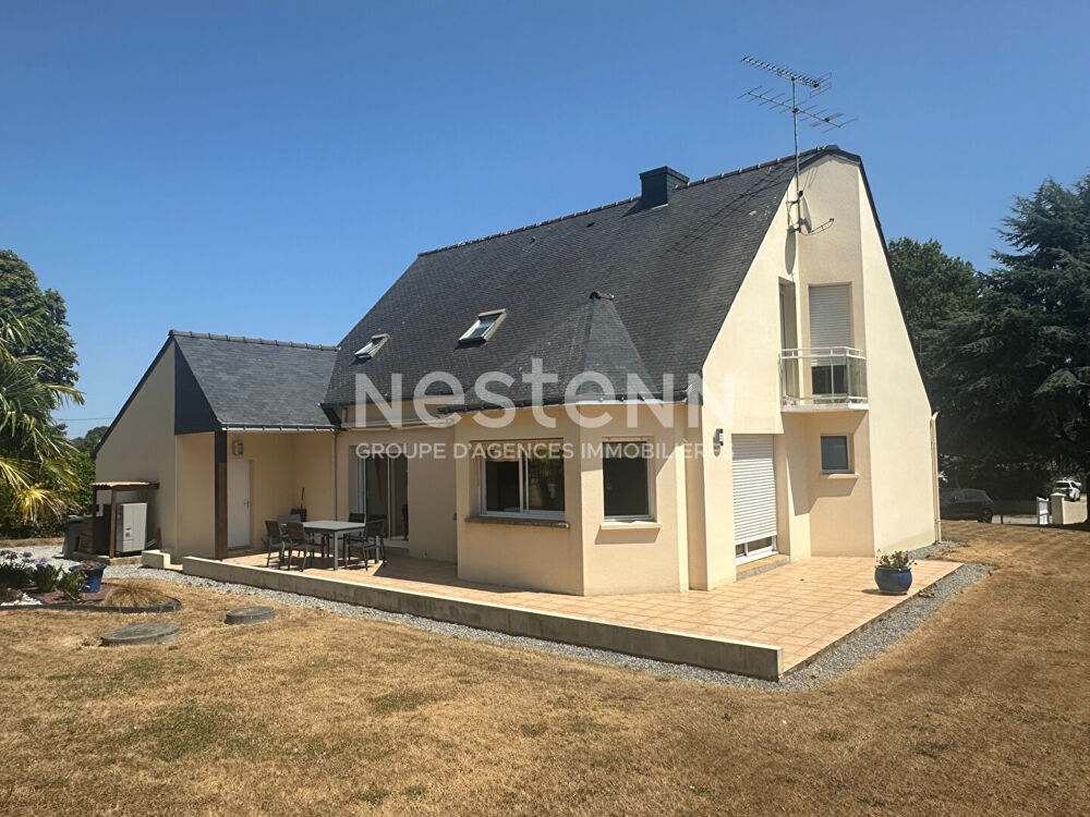 Maison Questembert, proche gare, 1500 m² de terrain arboré, vie de plain pieds, 4 chb et bureau.