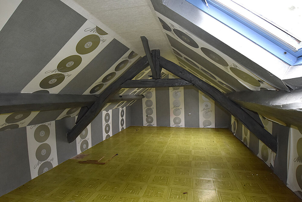cette maison à rénover entièrement, offrant de belles possibilités d'aménagement et de personnalisation :