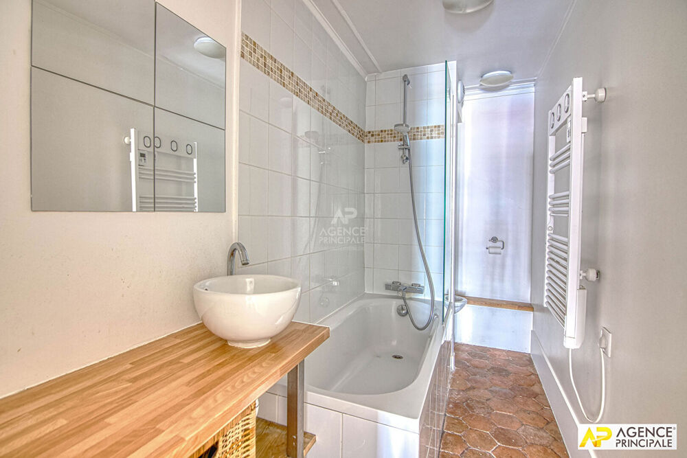 Vente Appartement Versailles Saint-Louis appartement  4  pièces 77 m 2 carrez situé au 1er  étage. Versailles