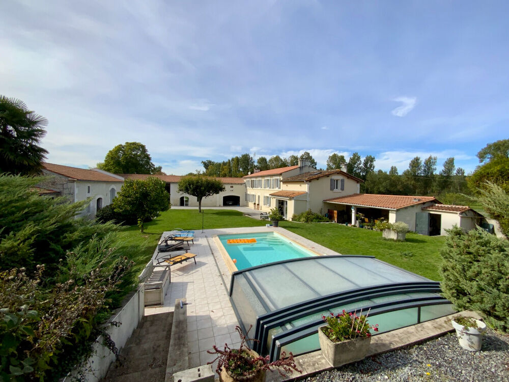 Demeure charentaise proche de Jonzac et Cognac