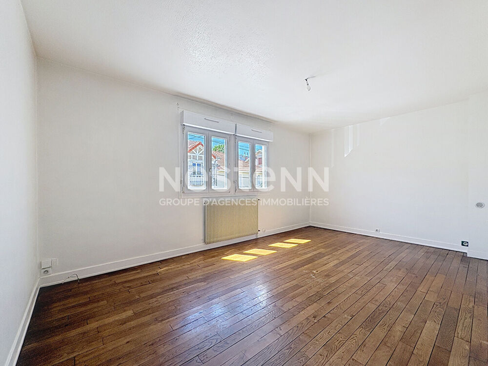 Secteur Eugène Varlin, maison 2 chambres et 1 bureau, grand garage et jardinet