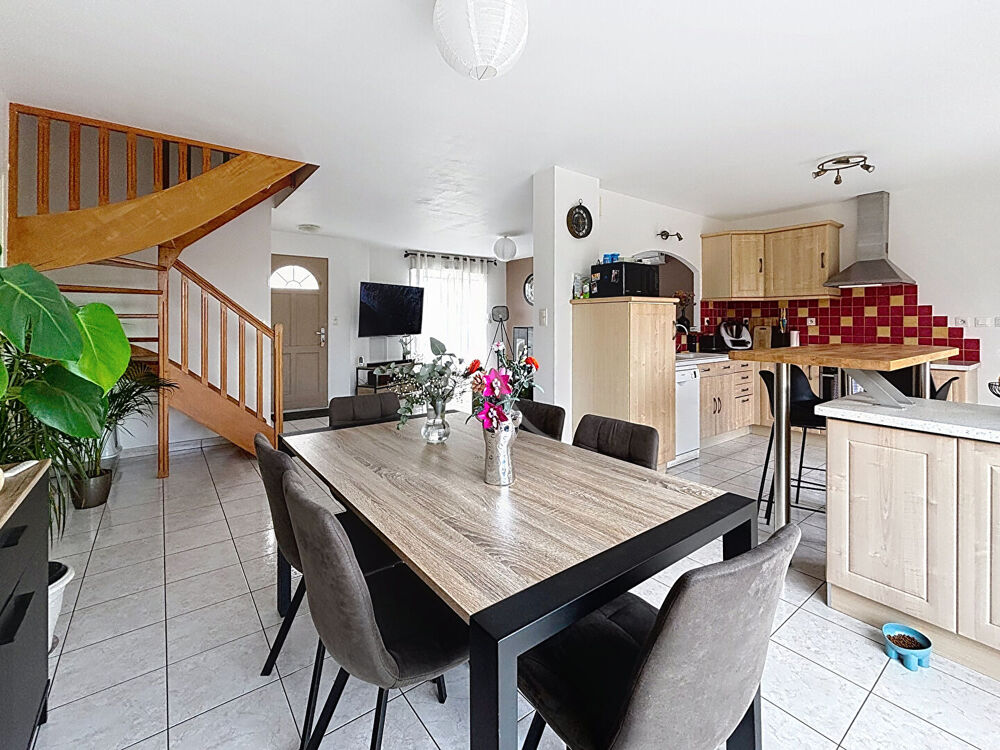 Vente Maison Maison La Roche Neuville 6 pièce(s) 151.60 m2 Loigne sur mayenne