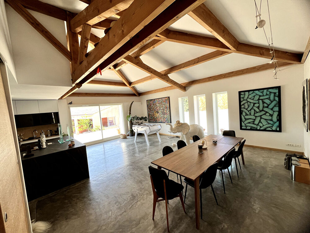 Villa contemporaine 8 pièces de 310 m2 avec piscine