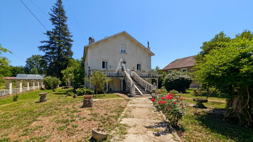 Maison de maître grand Jardin et puits, proche commerces.