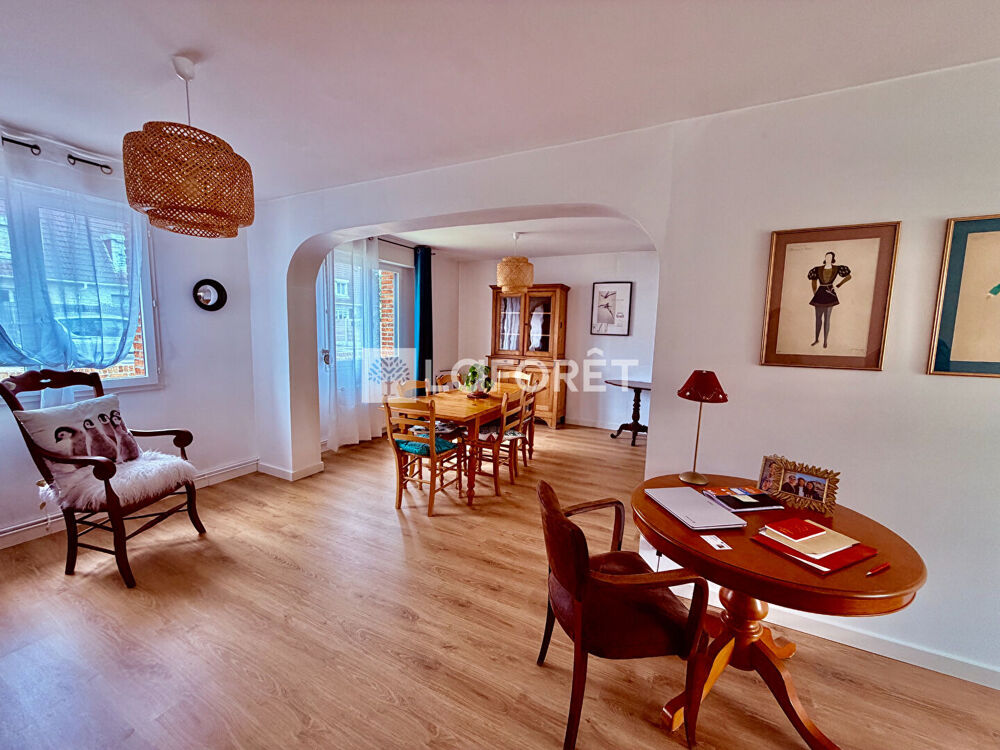 Maison semi-indépendante sur 420 m², 3 chambres, bureau, garage.