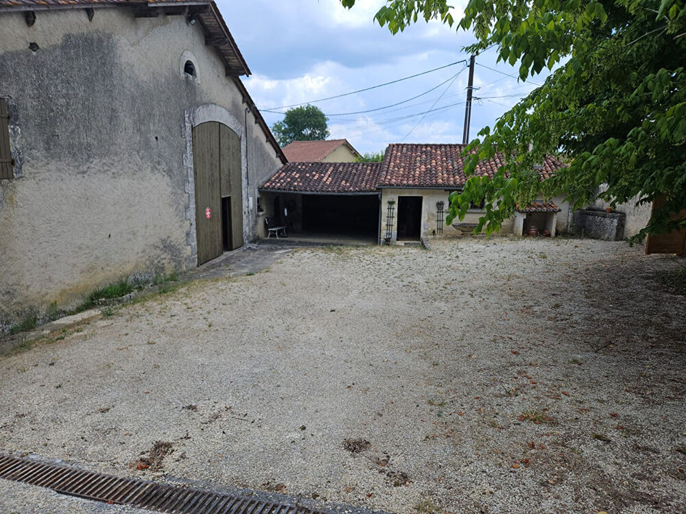 Grange et dépendances À FORT POTENTIEL AU CEUR DU PÉRIGORD Vert