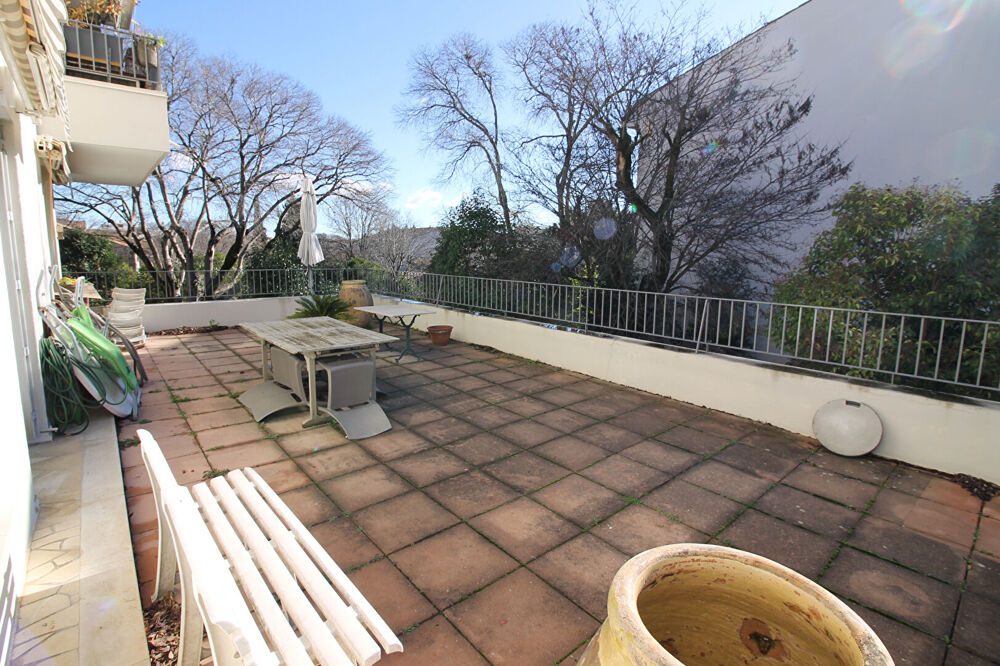 NIMES Quartier recherché proche quai de la fontaine très bel appartement de type 4 de 110m² avec terrasse, cave, garage et park