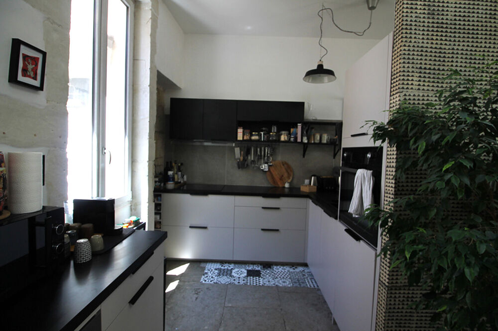 CENTRE VILLE NIMES PROCHE VAUBAN Maison de ville p4 d'environ 100m² avec patio, terrasse et garage.