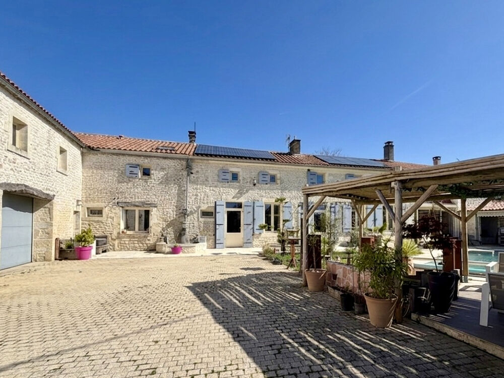 Belle charentaise rénovée de 298 m² avec piscine, à 7 minutes de MATHA