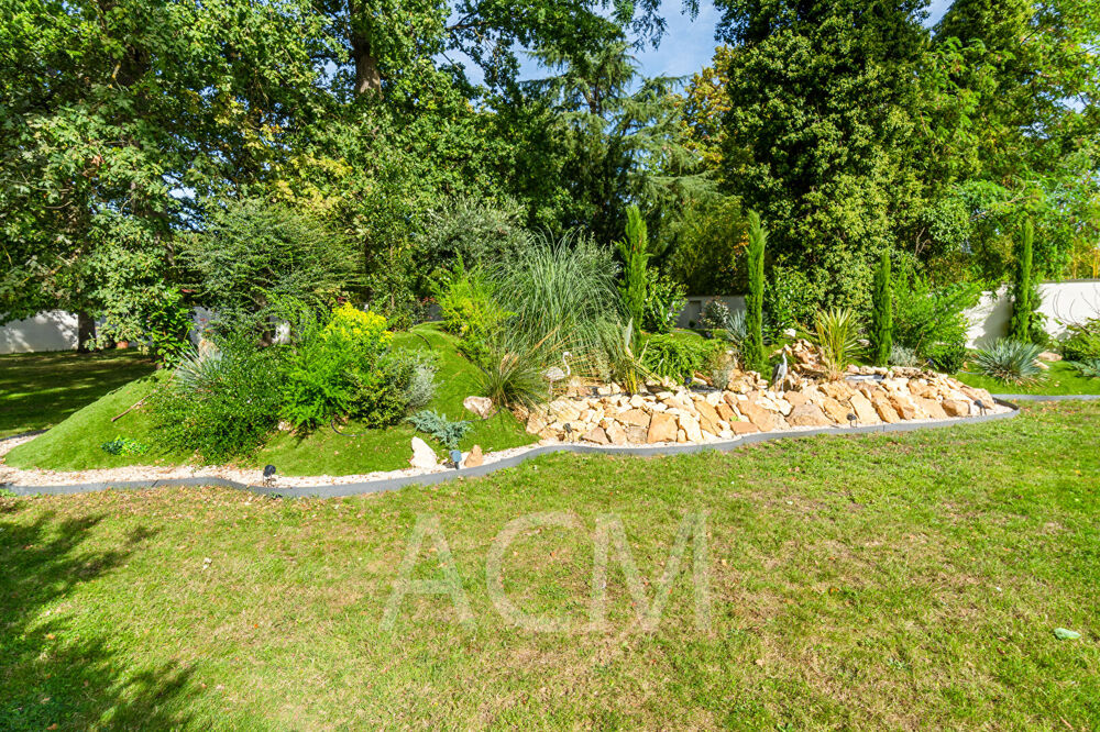 Maison - Le Mesnil Le Roi - 8 pièces - 300 m2