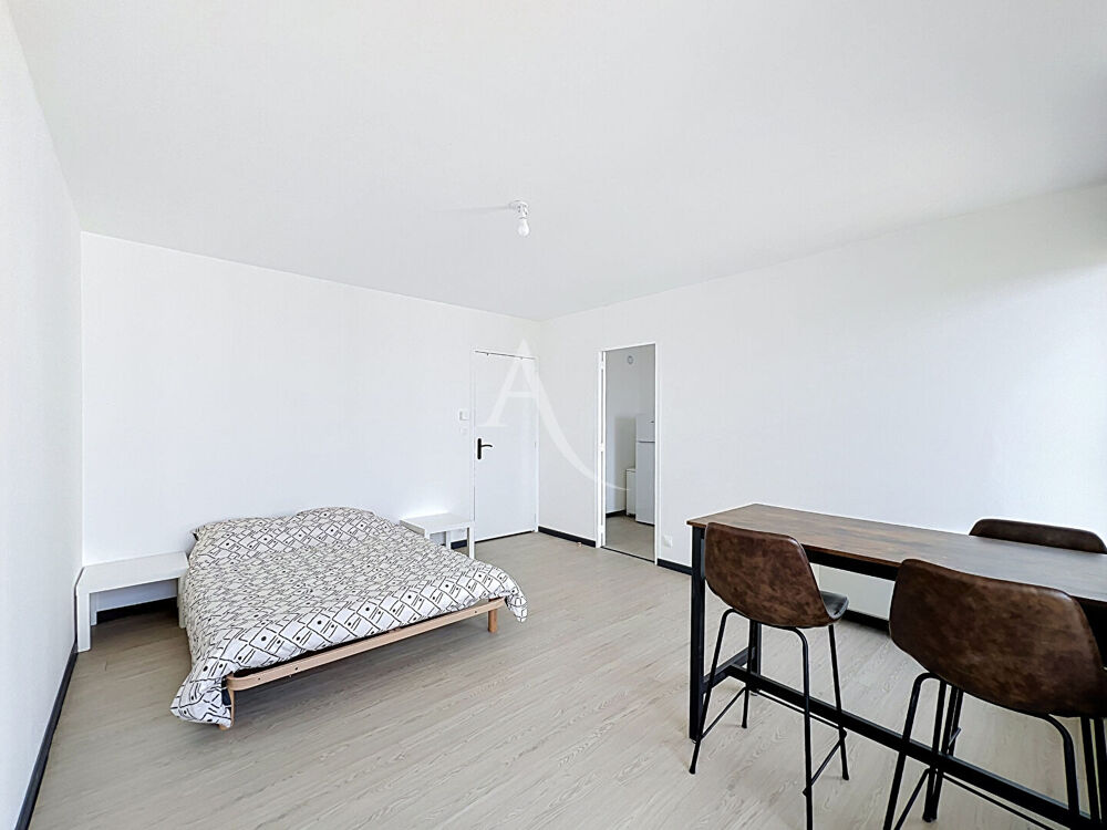 Location Appartement A LOUER studio 35 m² avec balcon et garage Madeleine (chauffage et eau inclus) Angers